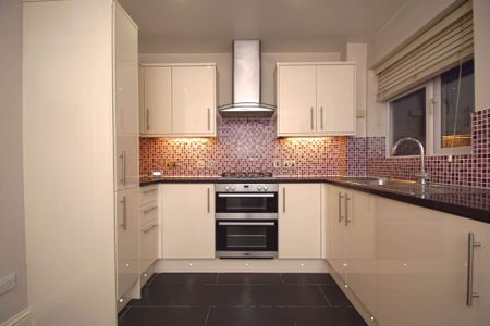 2 bed Terraced for rent - Photo 2