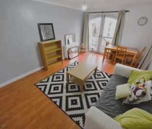 2 bedroom Flat in Riverside Court, Leeds - Photo 4