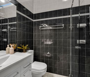 Immaculate family home opposite Parkland - Photo 2