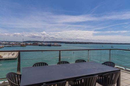 Penthouse with Spectacular Harbour Views - Photo 4