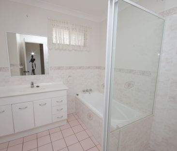 Prime Location with Convenience at Your Doorstep – Close to Shops, ... - Photo 3