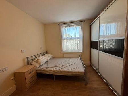 Studio Flat, High Road, IG1 - Photo 2