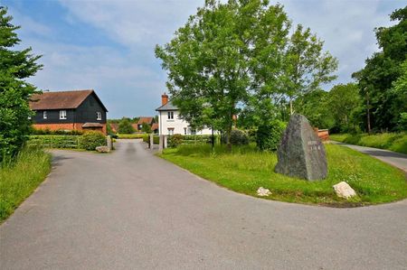 A stunning contemporary three bedroom home in a beautiful courtyard development. - Photo 2