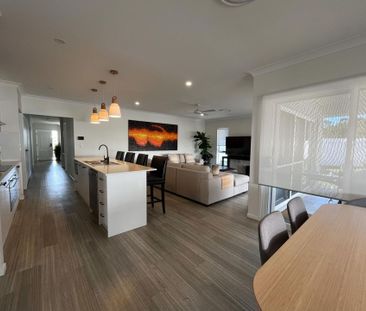 Stunning Large 4 Bedroom Home on Large Block - Photo 3