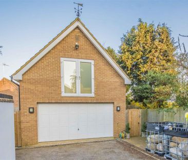 1 bed Flat To Let - Photo 2