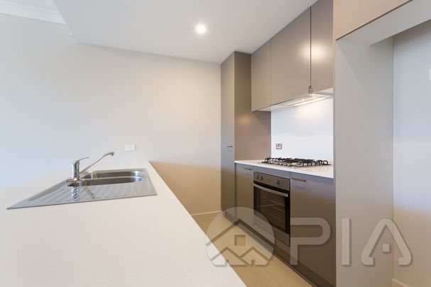 Spacious 2 Bedrooms Apartment In Prime Location For Lease!! - Photo 1