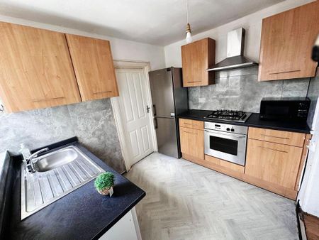 5 bedroom semi-detached house to rent - Photo 5