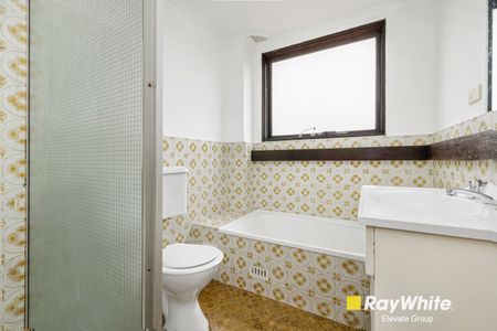 Charming Two-Bedroom Unit in an Ultra-Convenient Setting - Photo 5