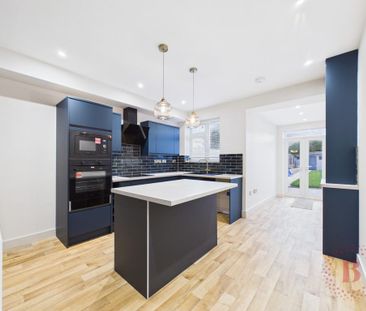3 bedroom end of terrace house to rent - Photo 2