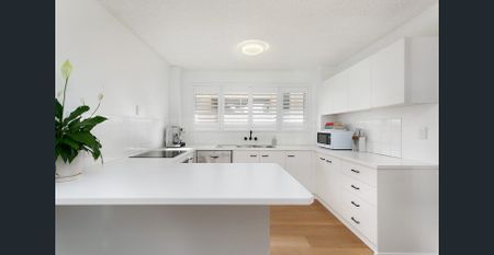 Relaxed beachside living in the heart of Palm Beach - Photo 5