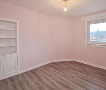3 bedroom flat to rent - Photo 4