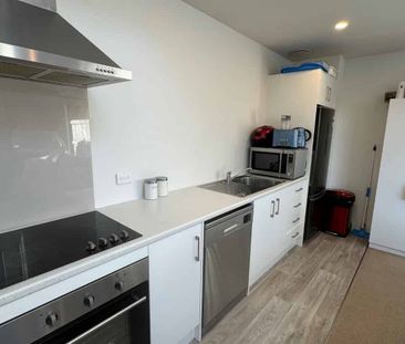 Sunny & Spacious - Photo 5