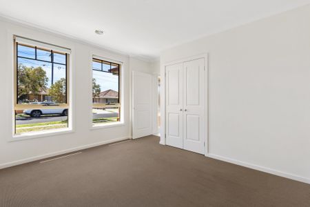 Spacious Unit - Photo 3