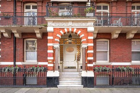 An exceptional lateral mansion flat opposite Westminster Cathedral. 3 spacious double bedrooms, 3 bathrooms, generous double reception and separate kitchen. - Photo 5