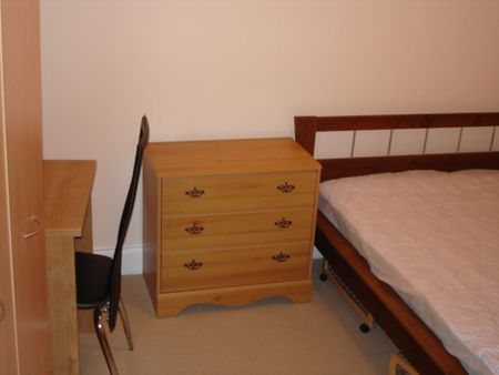 GOOD SIZED ROOMS - 4 BEDS - Photo 5