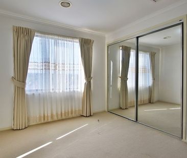 Large Well Maintained Family Home - Photo 4