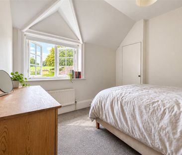 Charming 3 bedroom semi-detached cottage in the popular village of ... - Photo 1
