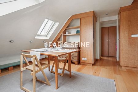 ** Saint-Germain-des-Prés ** Très grand studio lumineux avec vue dégagée ! - Photo 2