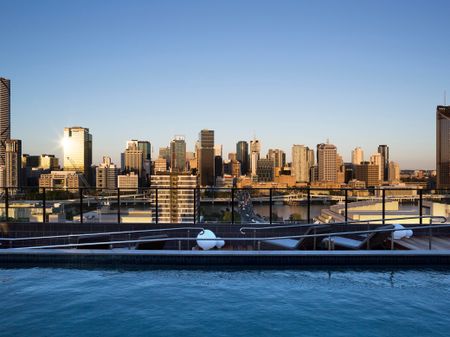 The Melbourne Residences - Unfurnished - Photo 2