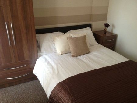 9 Bed - Denethorpe, Stockton Road, Sunderland - Photo 3