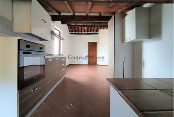 Caratteristica mansarda arredata di sola cucina!