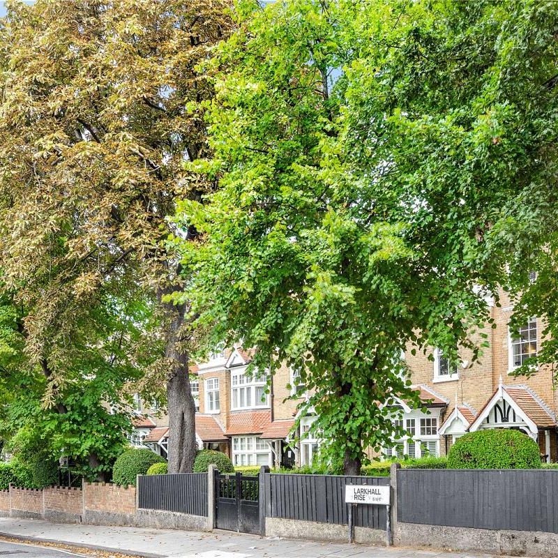 3 bedroom flat in 60 Larkhall Rise - Photo 1