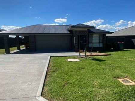 4 Bedroom 2 Bathroom Family Home In North Tamworth - Photo 3