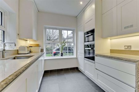 A beautifully maintained 5 bedroom, 3 bathroom family home, presented in immaculate order - Photo 5