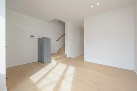 Designer Townhouse Living with Rooftop City Views - Photo 2