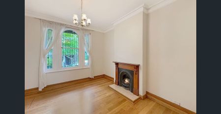 Charming Three-Bedroom Terrace with Parking and Courtyard - Photo 2