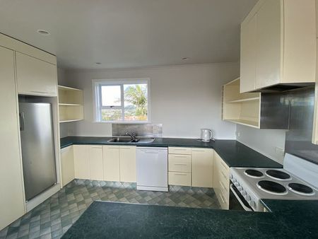 5-Bedroom, 2-Bathroom Family Home in Stanmore Bay - Photo 5