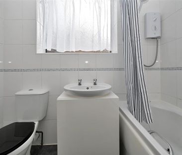 2 bedroom semi-detached bungalow to rent - Photo 4