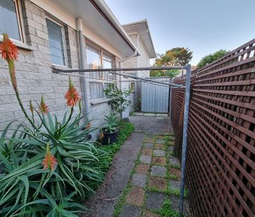 Beautiful central 2 bedroom house - Photo 2