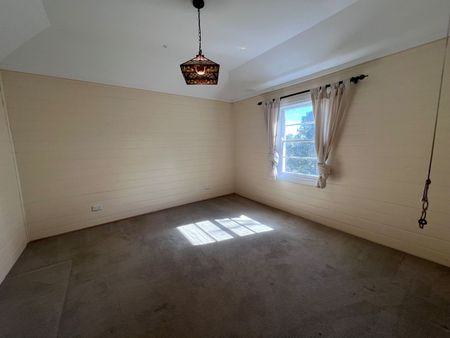 Cozy Cottage Including 3 Studios! IDEAL LOCATION! - Photo 3