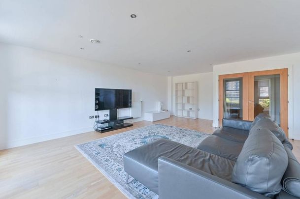 3 bedroom flat to rent - Photo 1