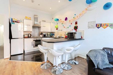 4 bedroom flat to rent - Photo 2