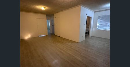 Spacious living ground floor unit in a quite street - Photo 3