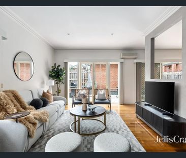 Spacious Three-Bedroom Townhouse with Double Garage - Photo 1