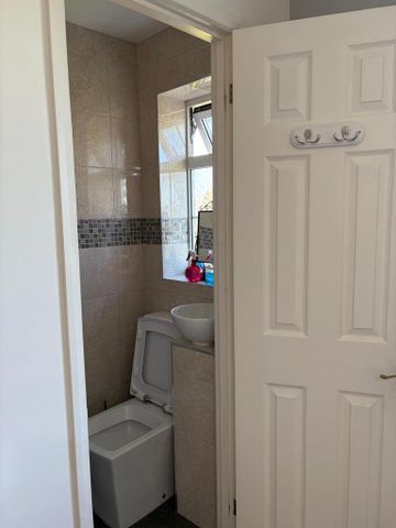 1 bedroom in a house share to rent - Photo 4