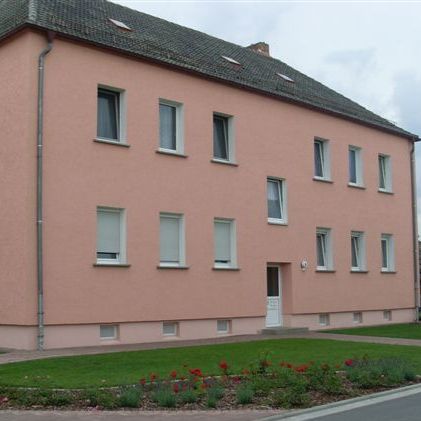 Zwei Zimmer, Wohnküche. Küche, Bad mit Fenster und Rolläden, Dusche und Wanne - Photo 2