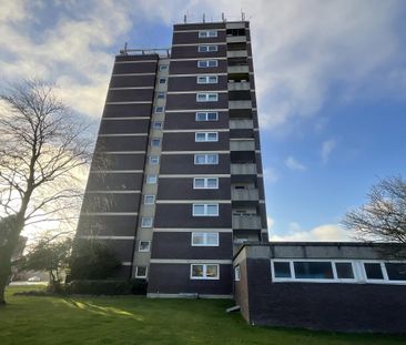 Modernisierte 3-ZKB-Balkonwohnung in der 8. Etage eines Hochhauses ... - Foto 1