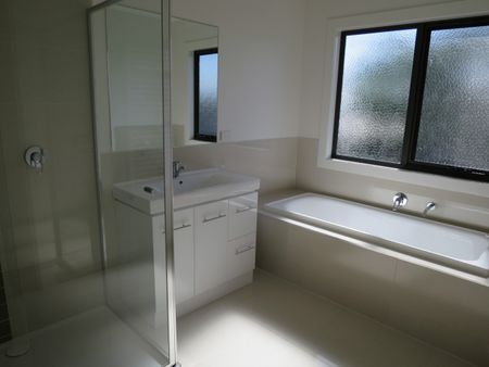 35 Swanson Crescent, Chadstone VIC 3148 - Townhouse For Rent | Domain - Photo 4