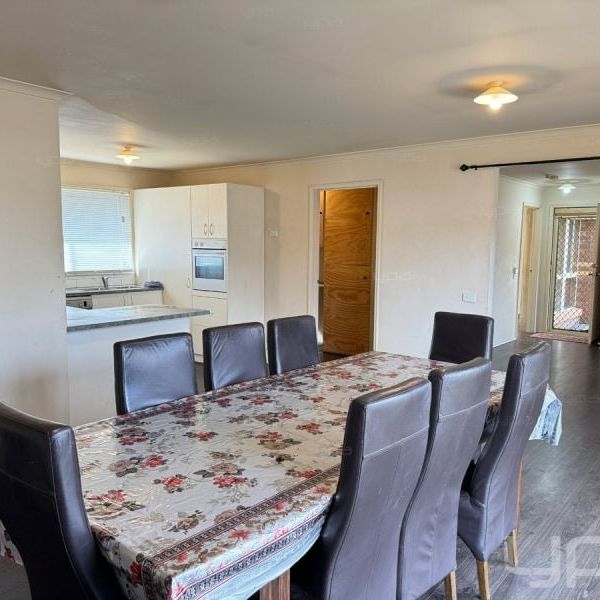 Spacious Family Home in a Convenient Carrum Downs Location - Photo 1