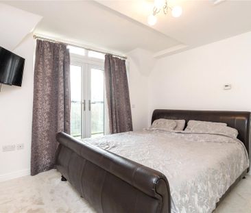 4 bedroom House in Bluebell Crescent, Woodley - Photo 5