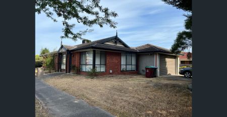 SPACIOUS 3 BEDROOM HOME IN A CENTRAL LOCATION IN NARRE WARREN SOUTH! - Photo 3