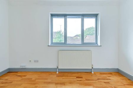 3 bedroom flat to rent - Photo 4