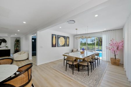 Family Entertainer on a Grand Scale – Pool, Solar & Space to Spare - Photo 2