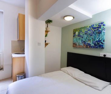 Flat 38 West Cromwell Road, Earls Court SW5 9QL - Photo 2