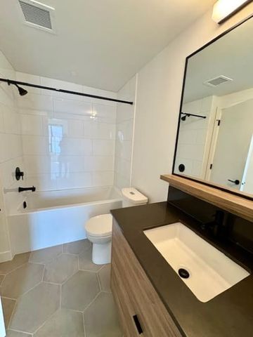 LAKEVIEW AT BROOKLYN! 1 Bdrm PLUS Den - Photo 4