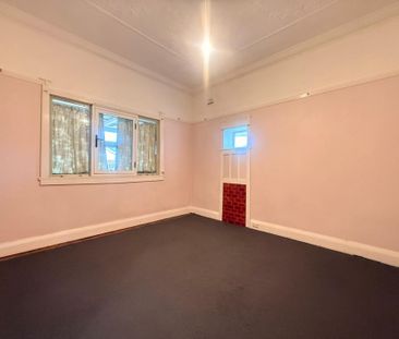 Beautiful 3-Bedroom Home in Prime Ashfield Location - Photo 4